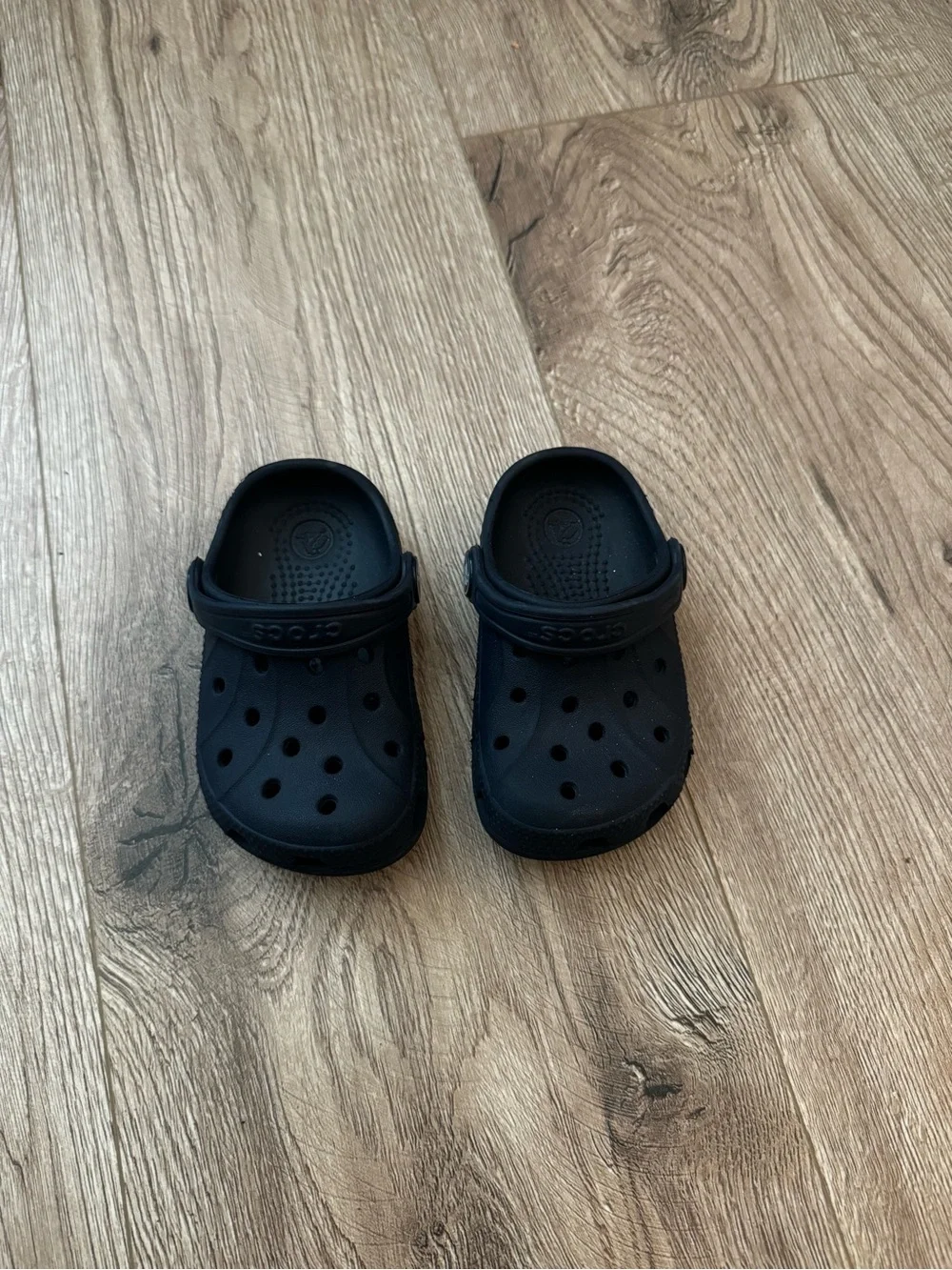 CROCS 2 pairs